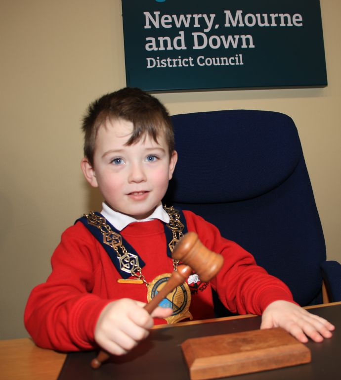photo 5 bessbrook ps school council visit council office