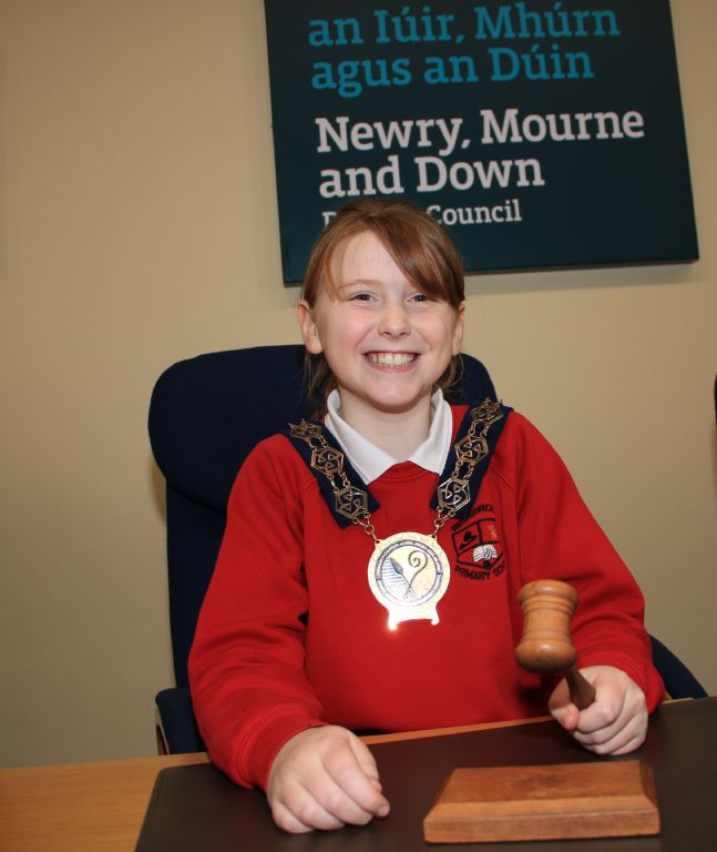 photo 7 bessbrook ps school council visit council office